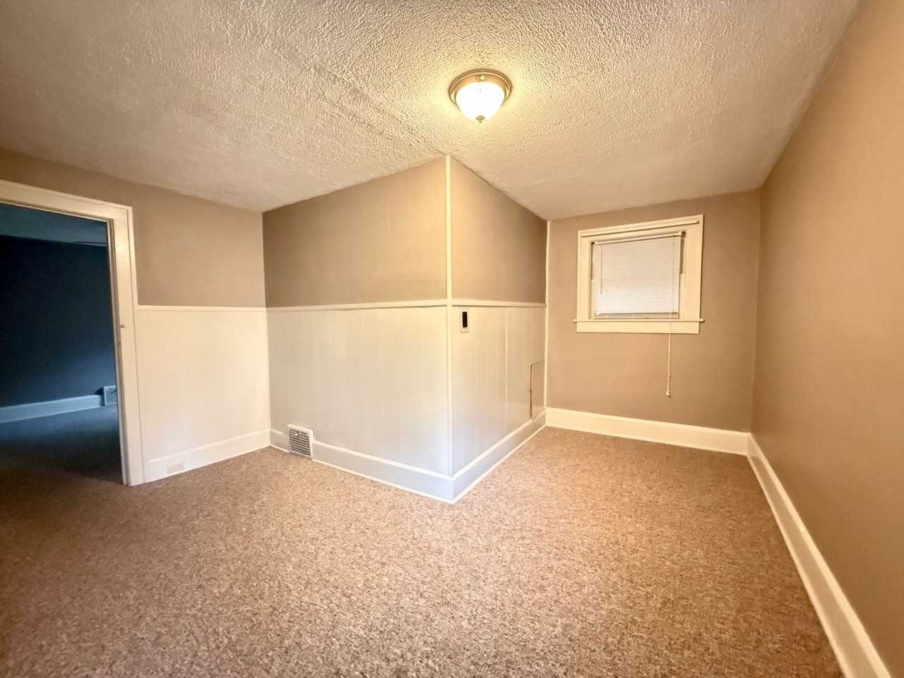 318 Quarry St - Photo 6 of 8