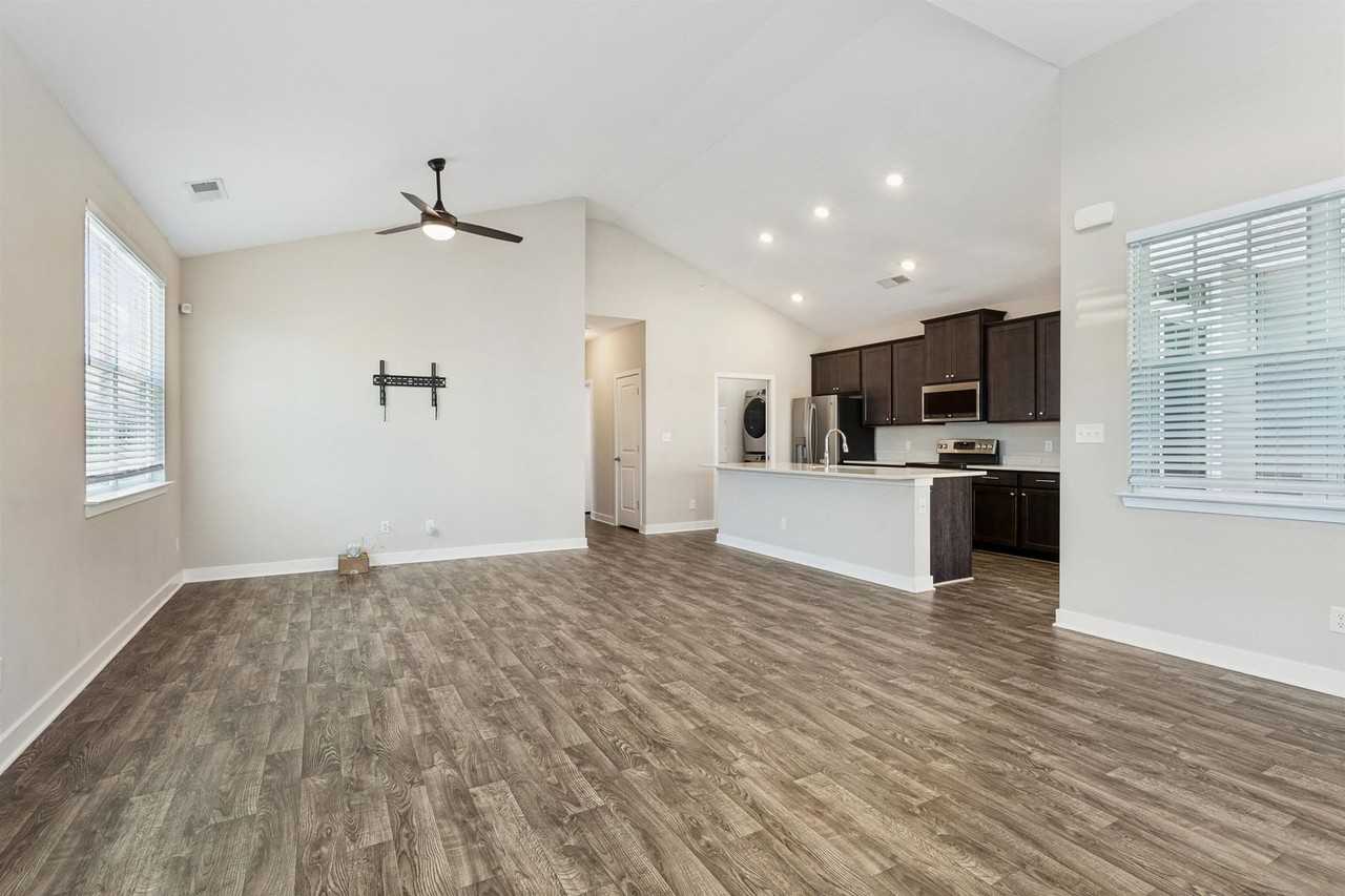 1102 Celia Ct - Photo 4 of 27