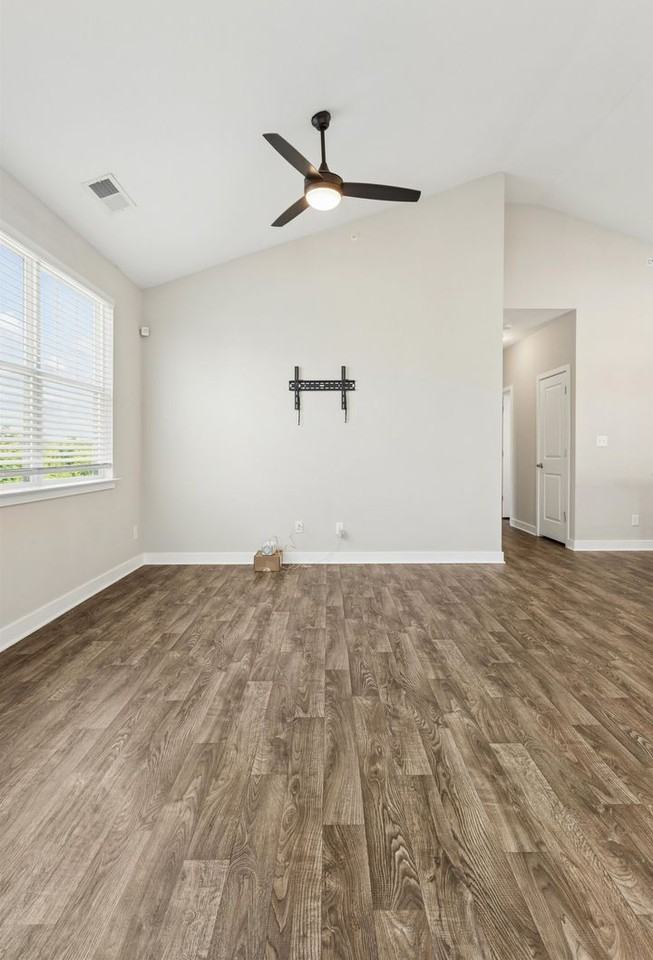 1102 Celia Ct - Photo 5 of 27