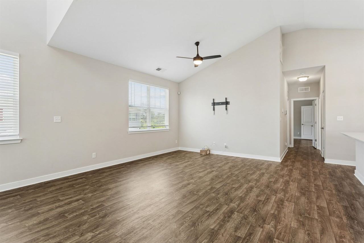 1102 Celia Ct - Photo 6 of 27