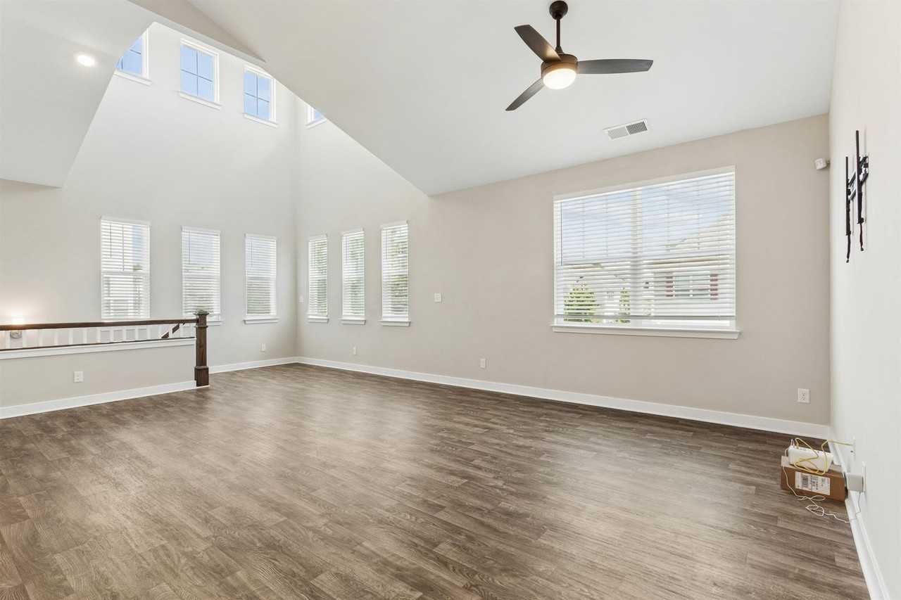 1102 Celia Ct - Photo 7 of 27