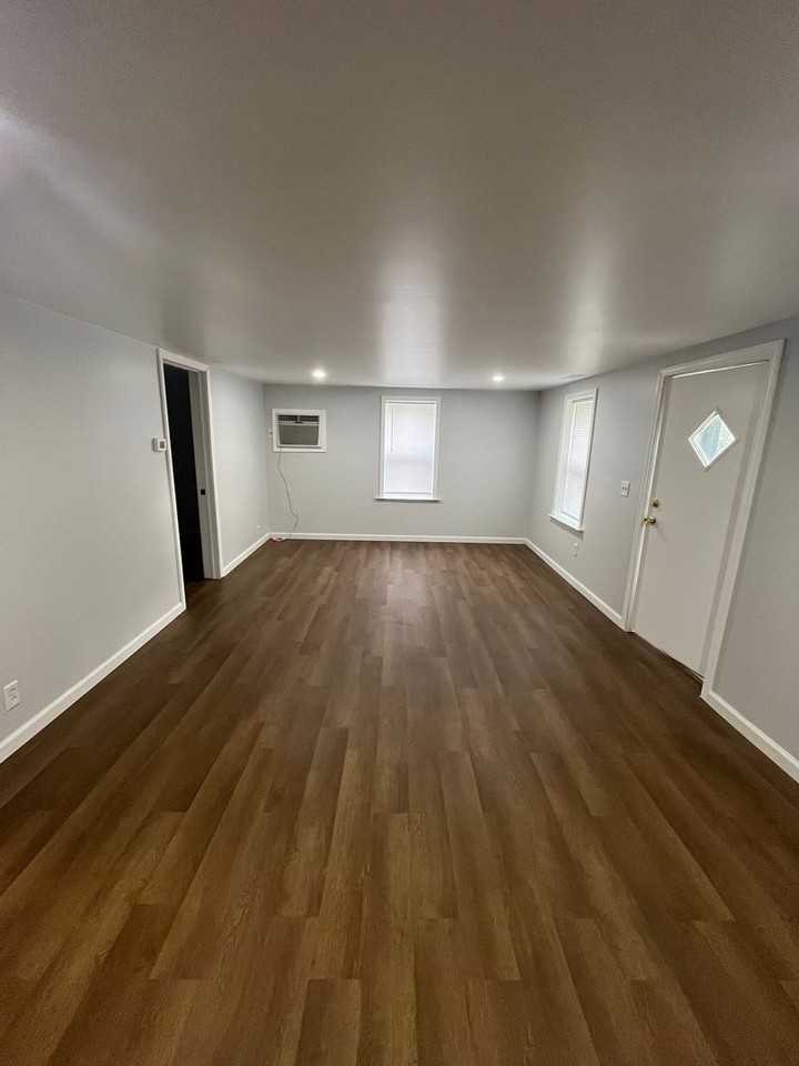 117 N Ulster St - Photo 2 of 9