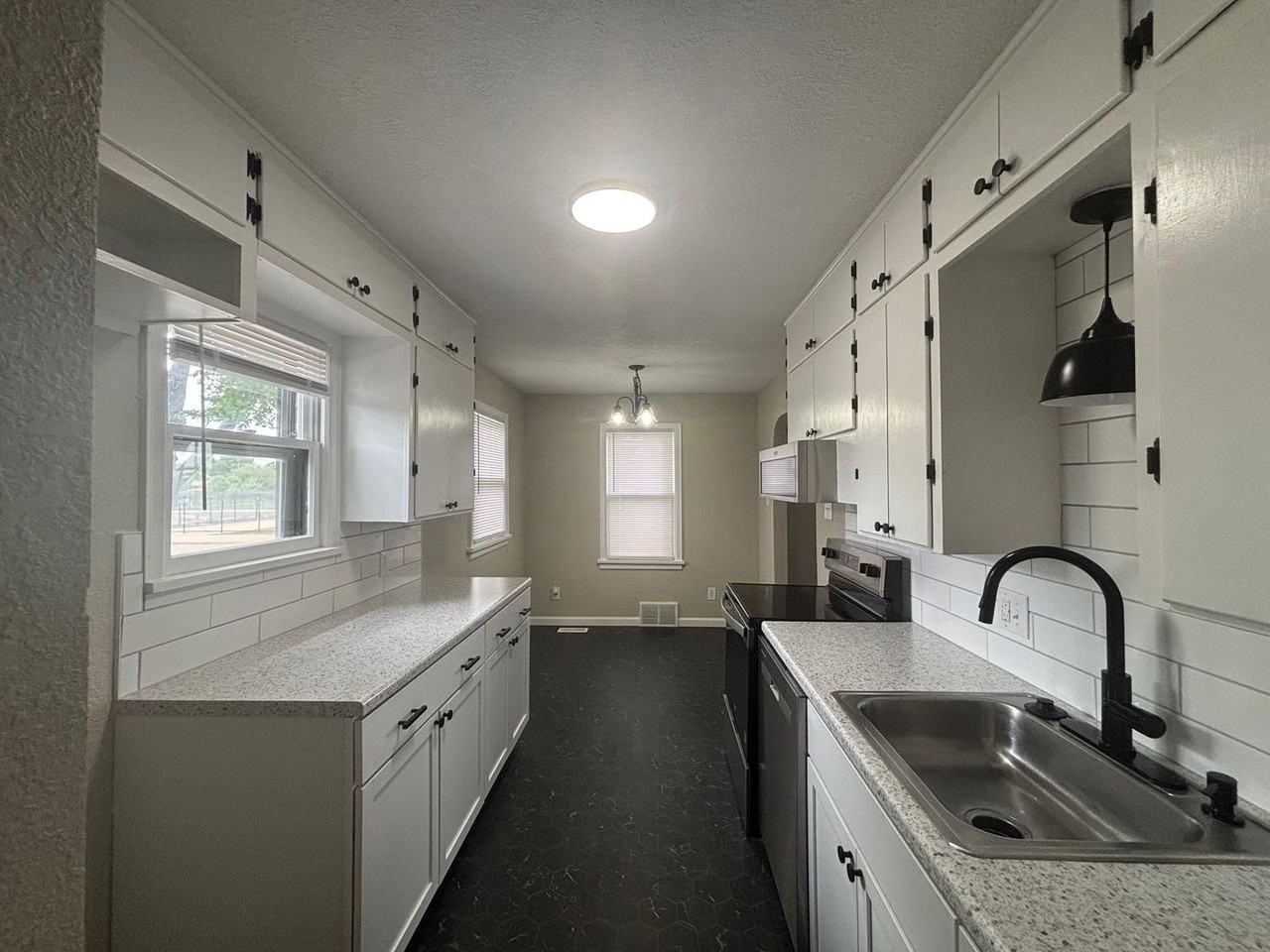 213 W Allison St - Photo 2 of 11