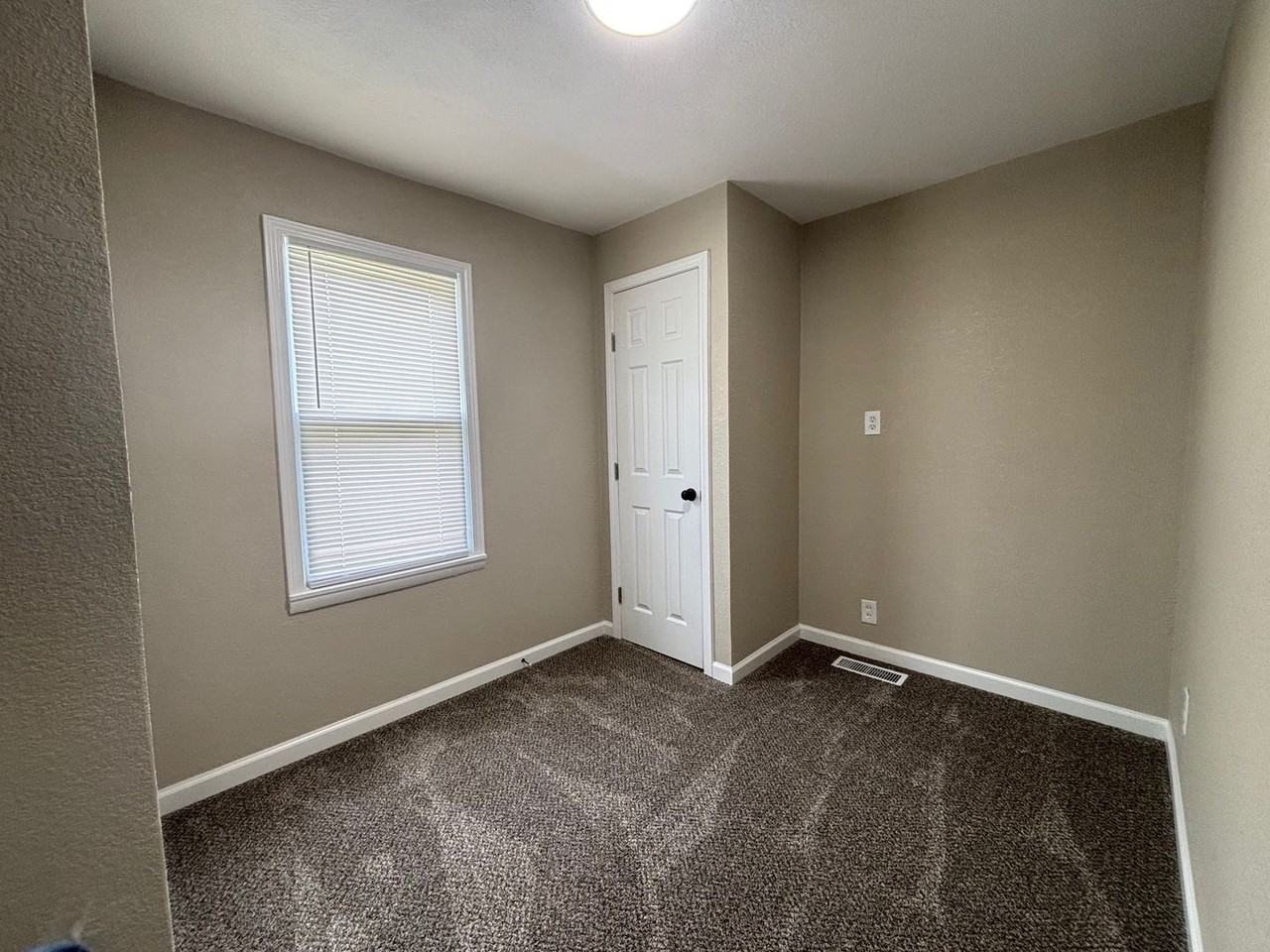 213 W Allison St - Photo 5 of 11