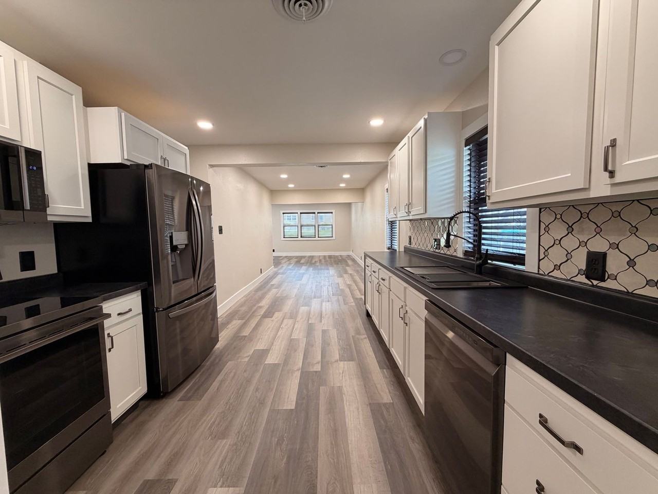 1906 Floral Ave - Photo 3 of 10