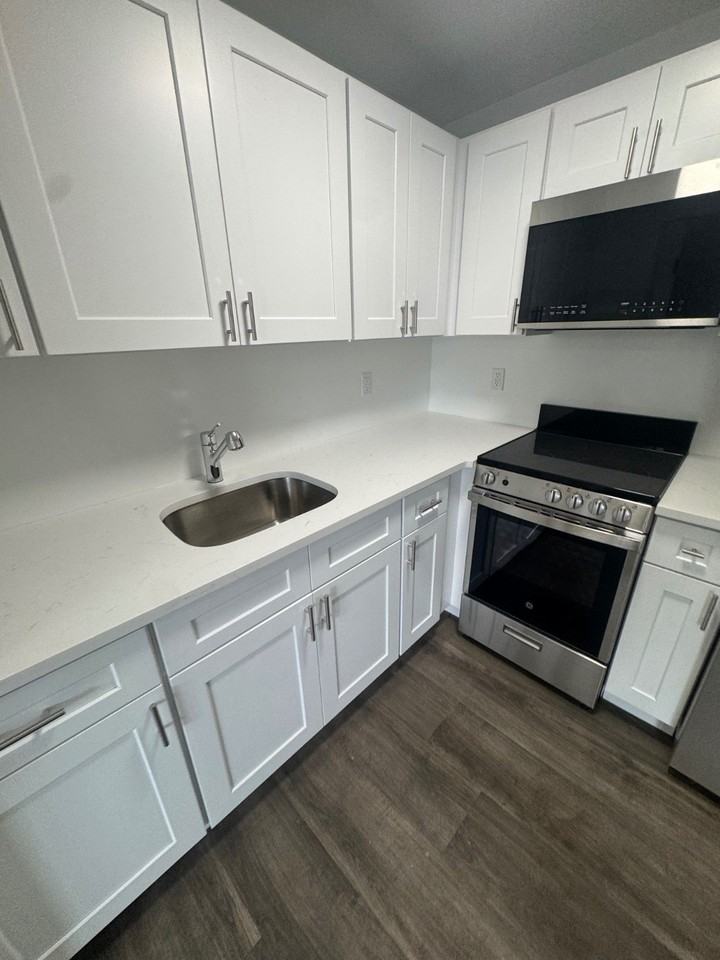 1353 Castle Hill Ave - Photo 2 of 9