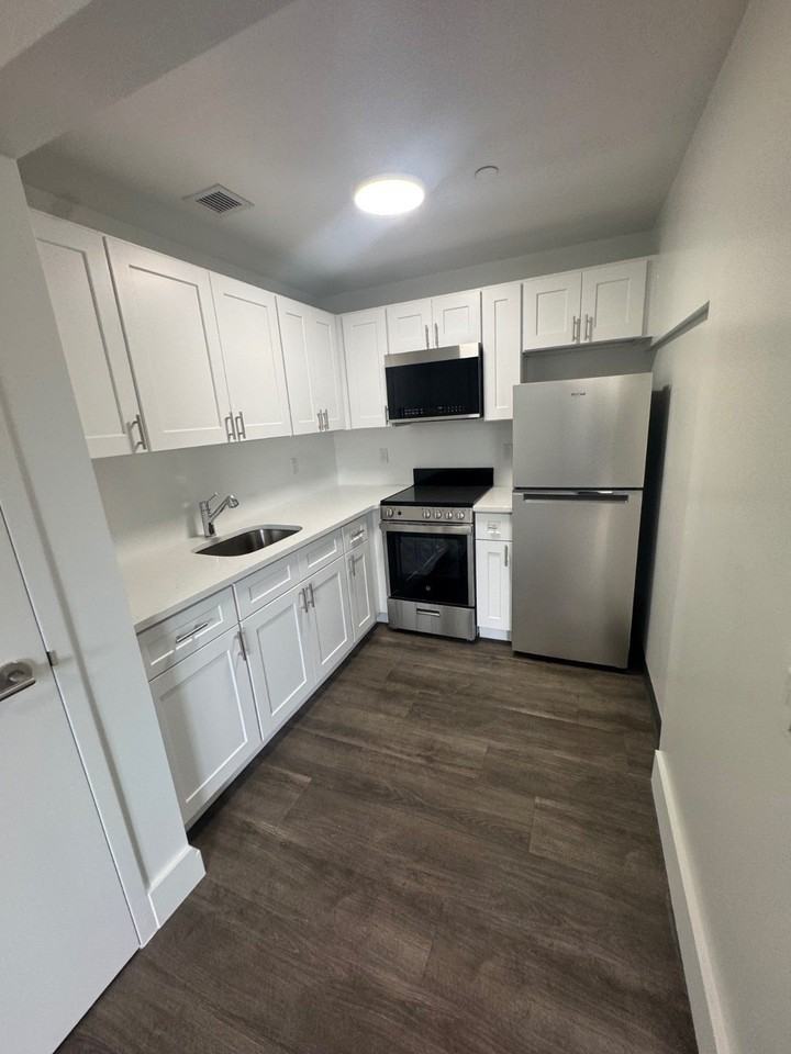1353 Castle Hill Ave - Photo 3 of 9