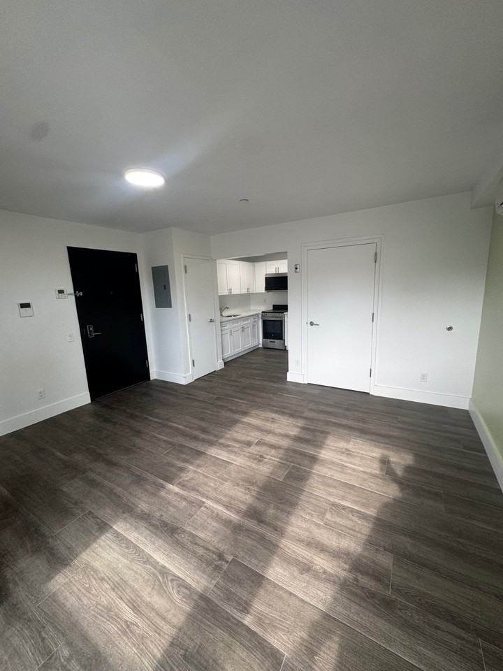 1353 Castle Hill Ave - Photo 6 of 9