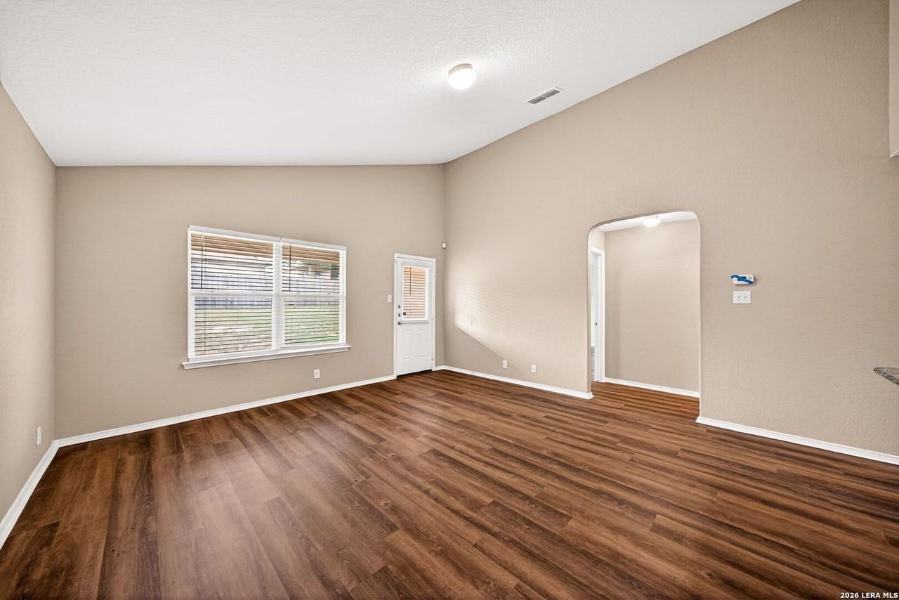 469 Eastern Phoebe - Photo 6 of 34