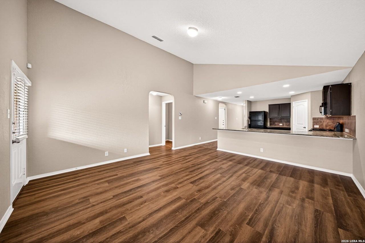 469 Eastern Phoebe - Photo 7 of 34