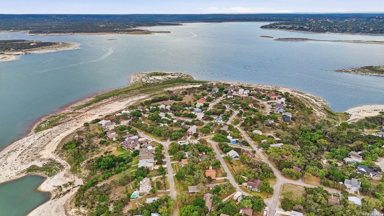 628 Country Ln - Photo 2 of 41