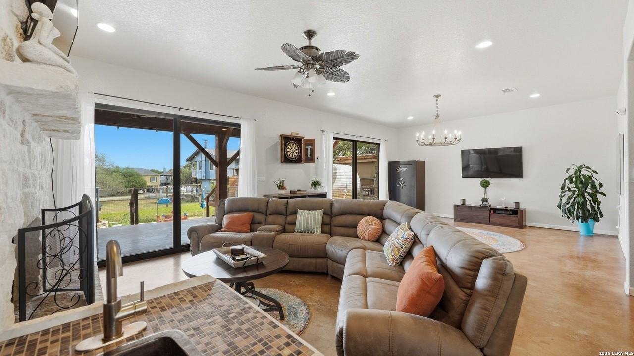 628 Country Ln - Photo 4 of 41