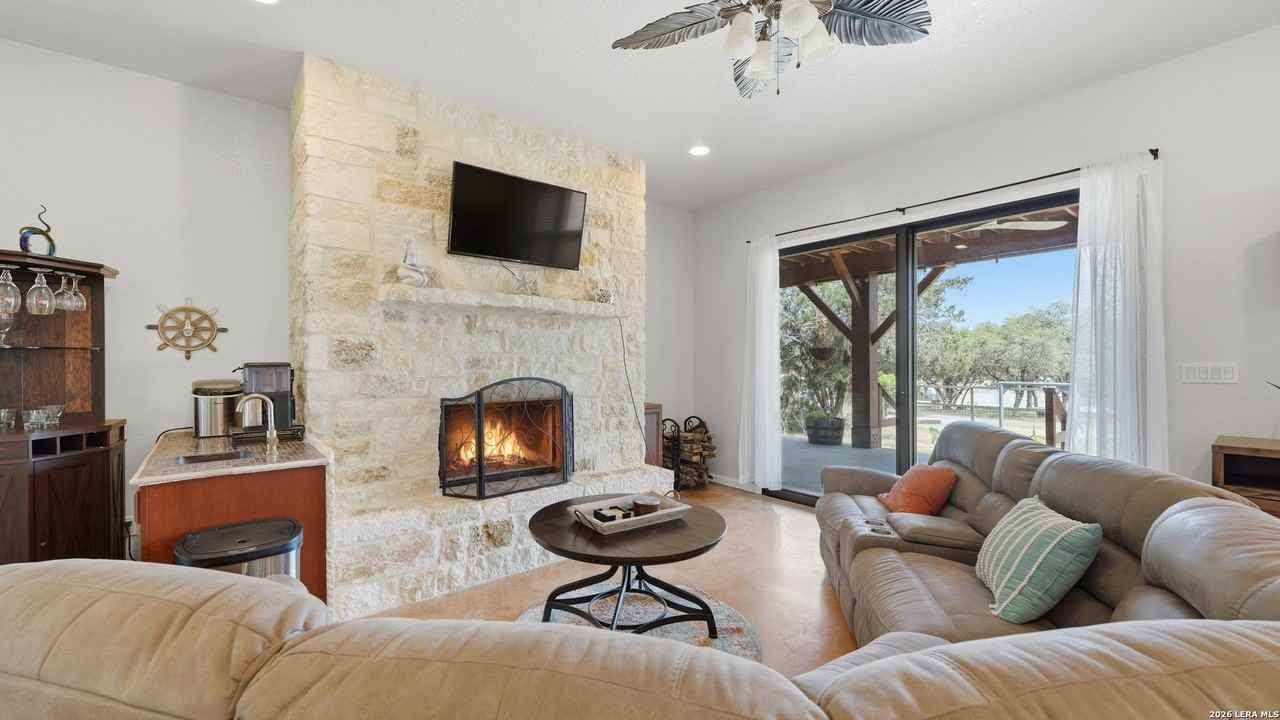 628 Country Ln - Photo 5 of 41