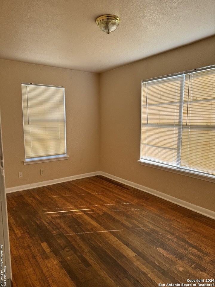675 W Pyron Ave - Photo 4 of 8