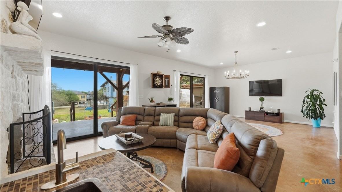 628 Country Ln - Photo 4 of 41