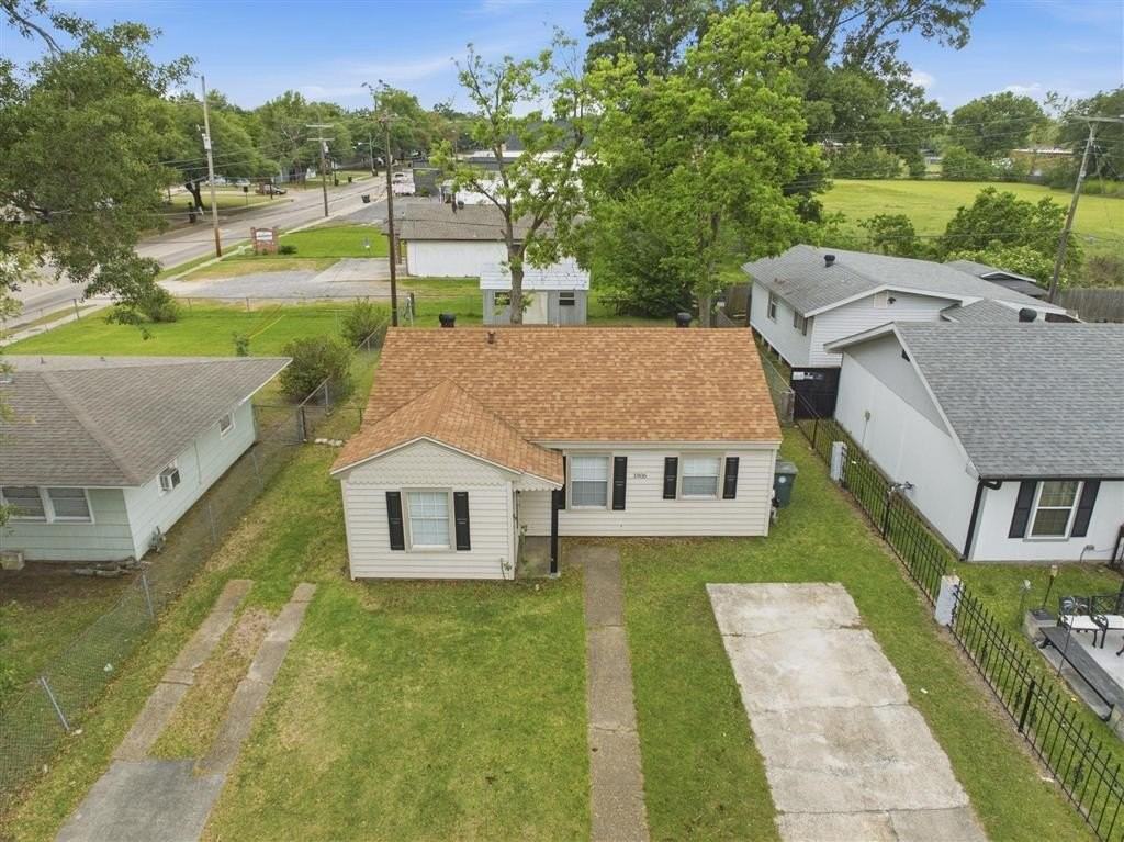 1906 8th St - Photo 2 of 14