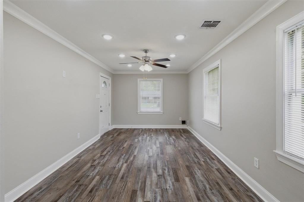 1906 8th St - Photo 4 of 14