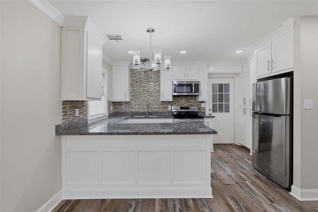 1906 8th St - Photo 5 of 14