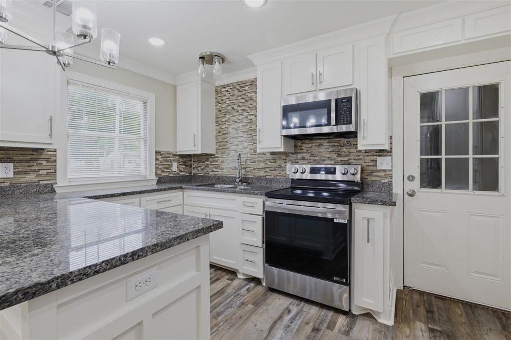 1906 8th St - Photo 6 of 14