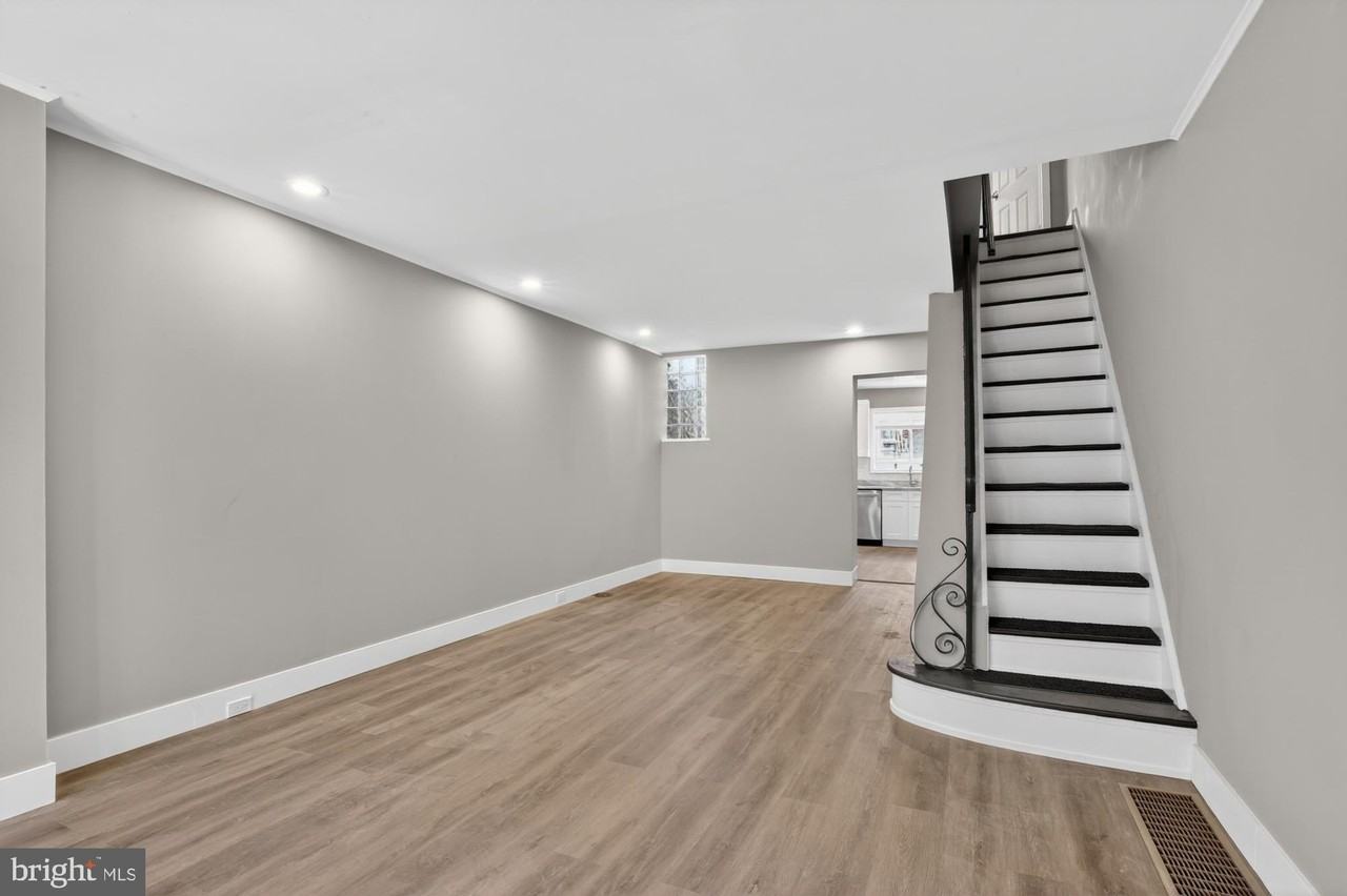 2422 S Iseminger St - Photo 2 of 22