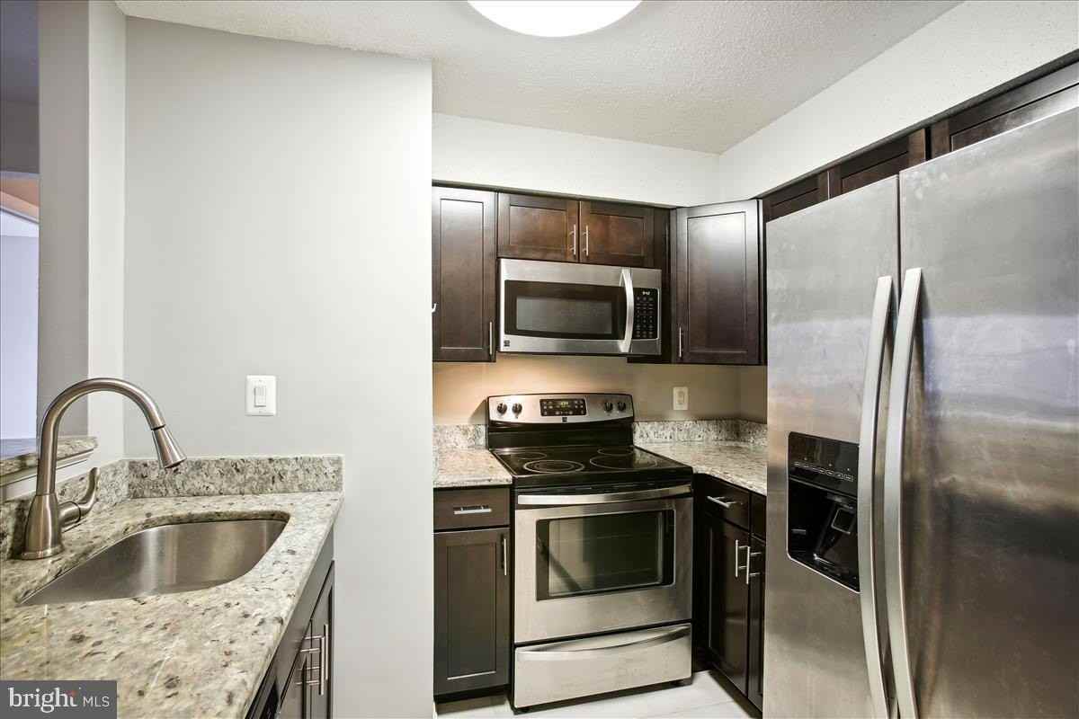 6939 Mary Caroline Cir #E - Photo 3 of 27