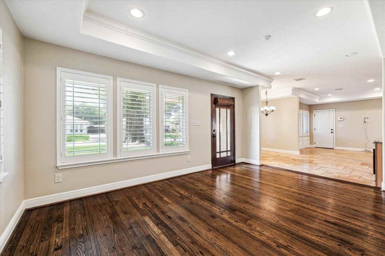 1918 De Milo Dr - Photo 2 of 15