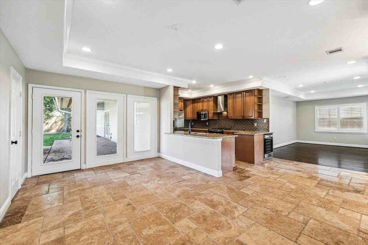 1918 De Milo Dr - Photo 4 of 15