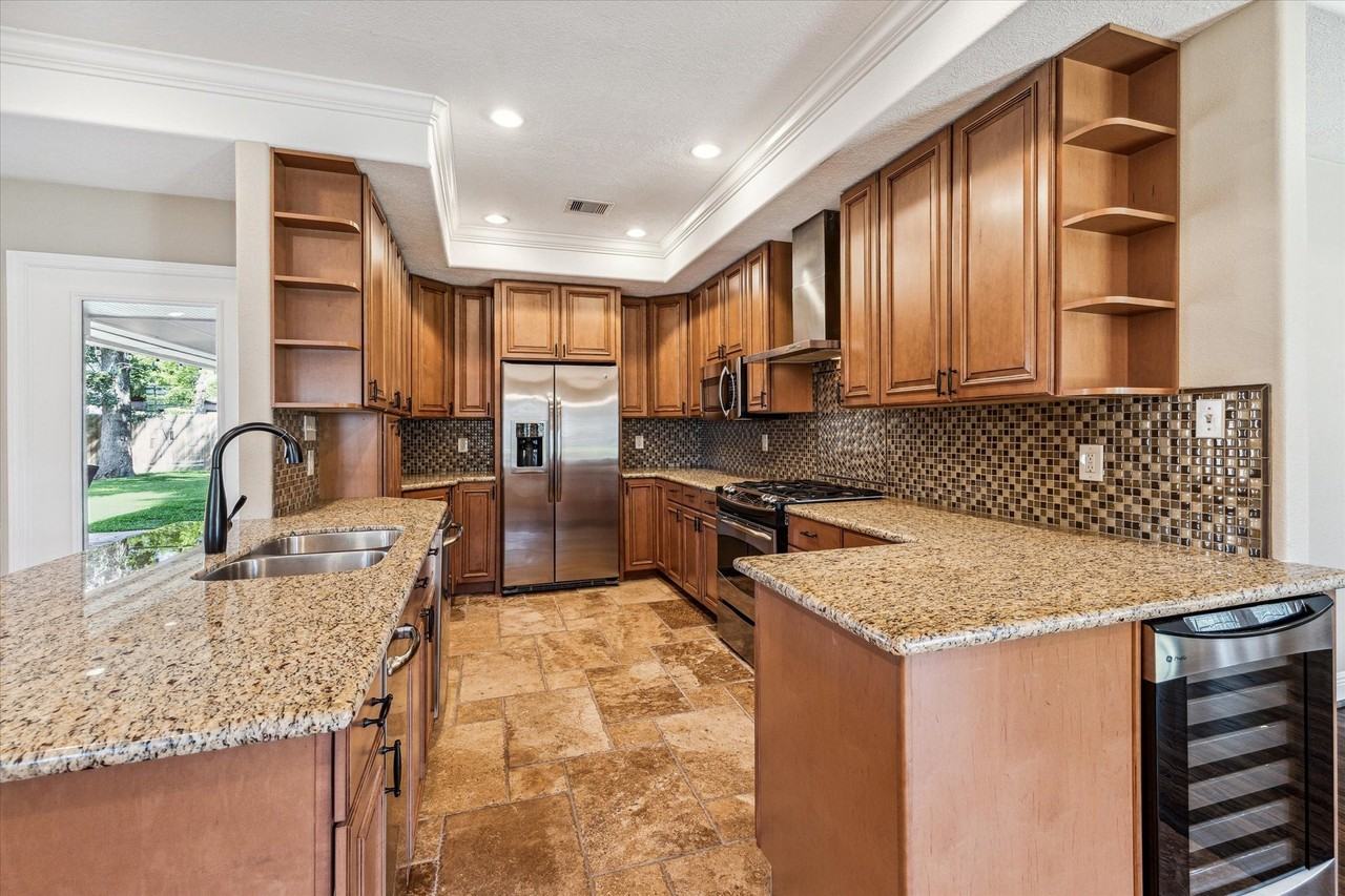 1918 De Milo Dr - Photo 5 of 15