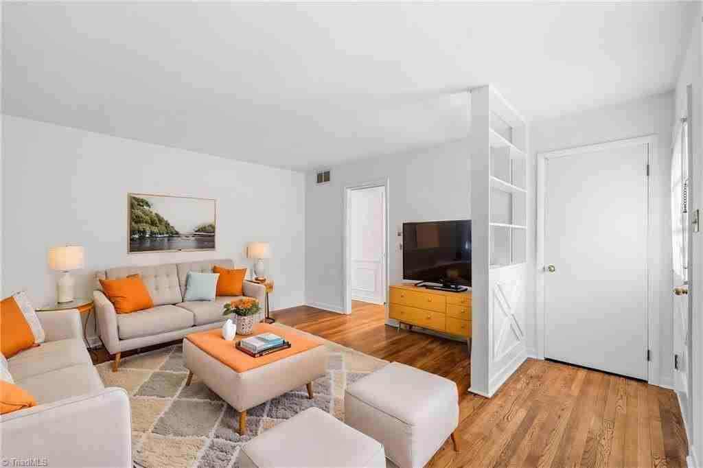 4017 Wexford Dr - Photo 2 of 31