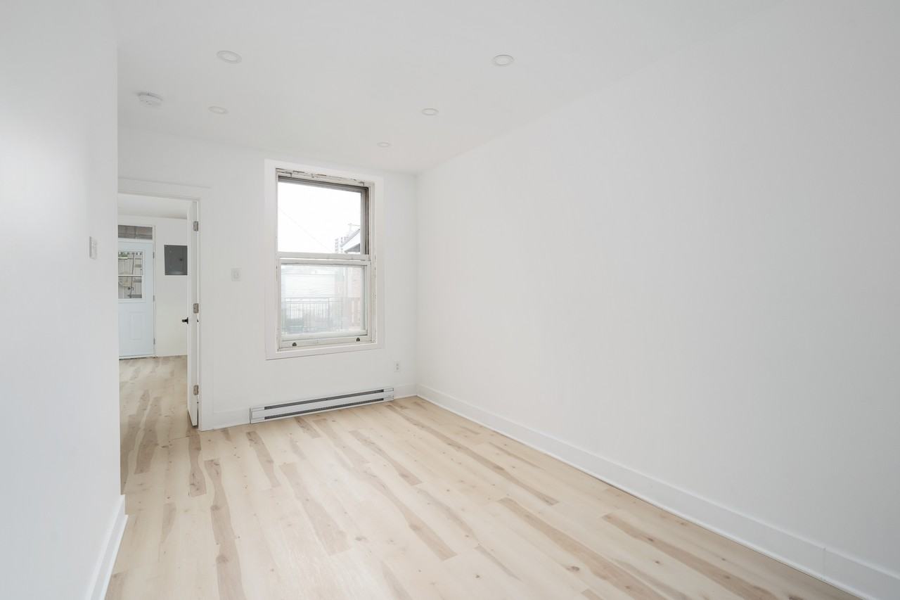 977 Rue Napoléon - Photo 3 of 12