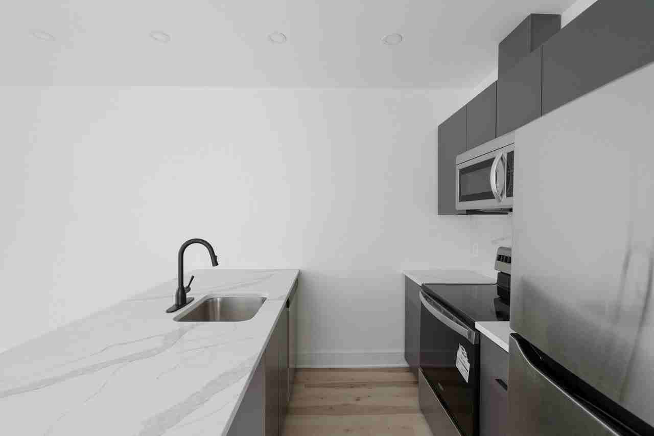 977 Rue Napoléon - Photo 4 of 12