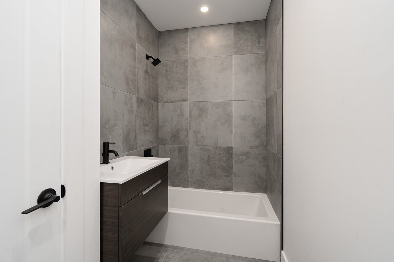 977 Rue Napoléon - Photo 5 of 12