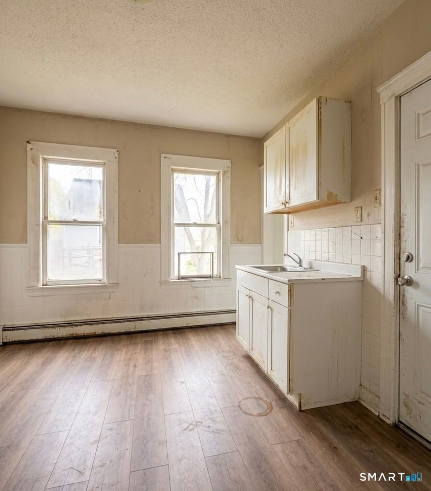 341 Stanley St - Photo 2 of 15