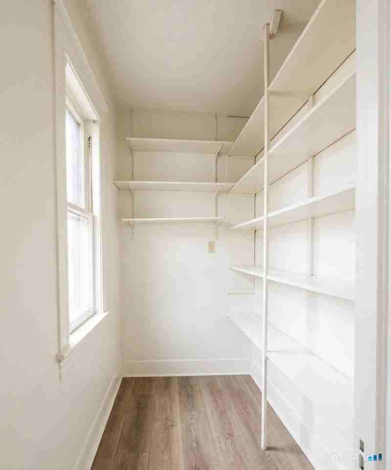 341 Stanley St - Photo 4 of 15