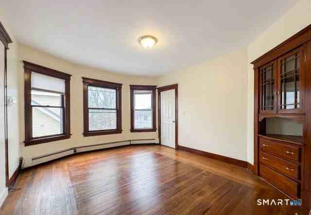 341 Stanley St - Photo 5 of 15