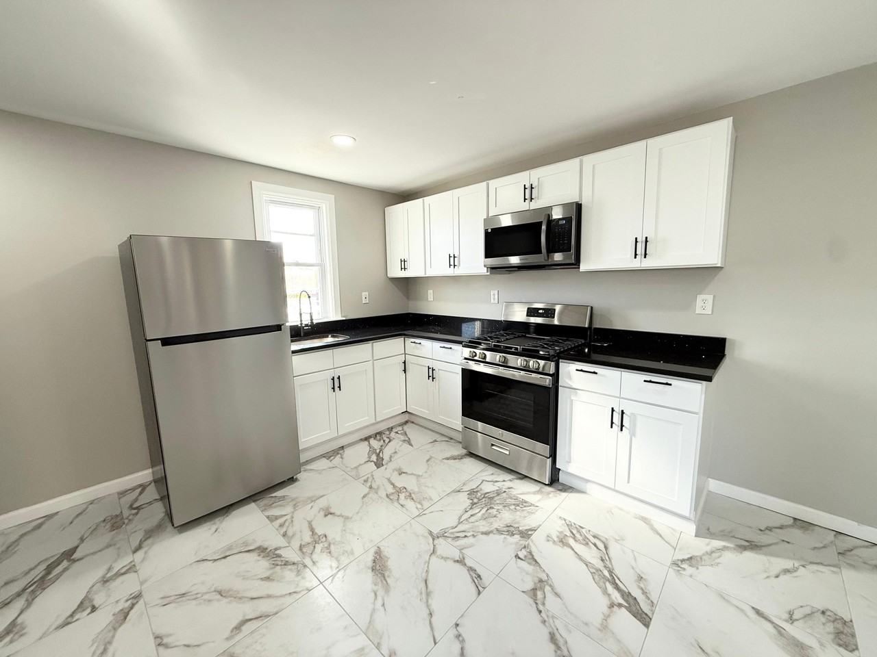 41 Howe St - Photo 6 of 9