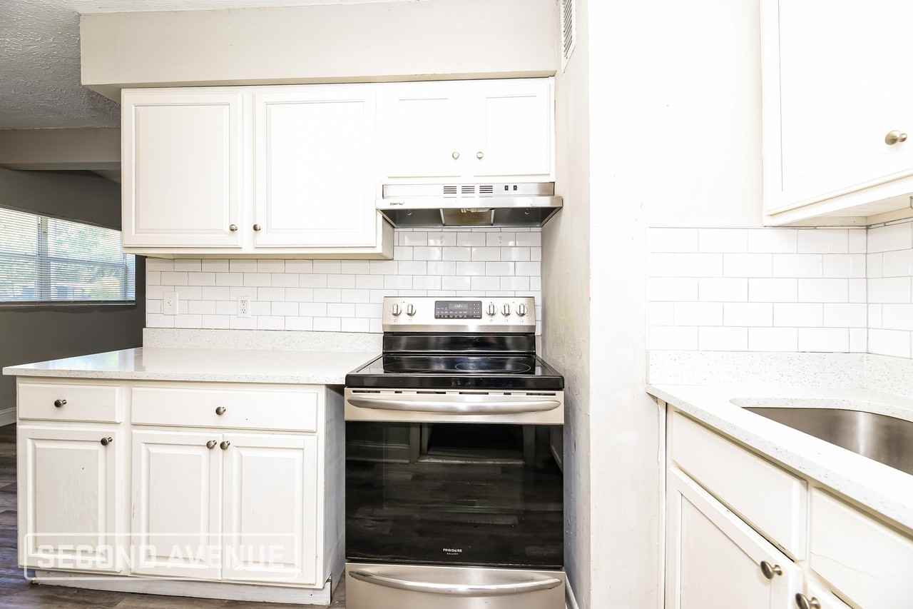 4144 Katanga Dr N - Photo 7 of 28