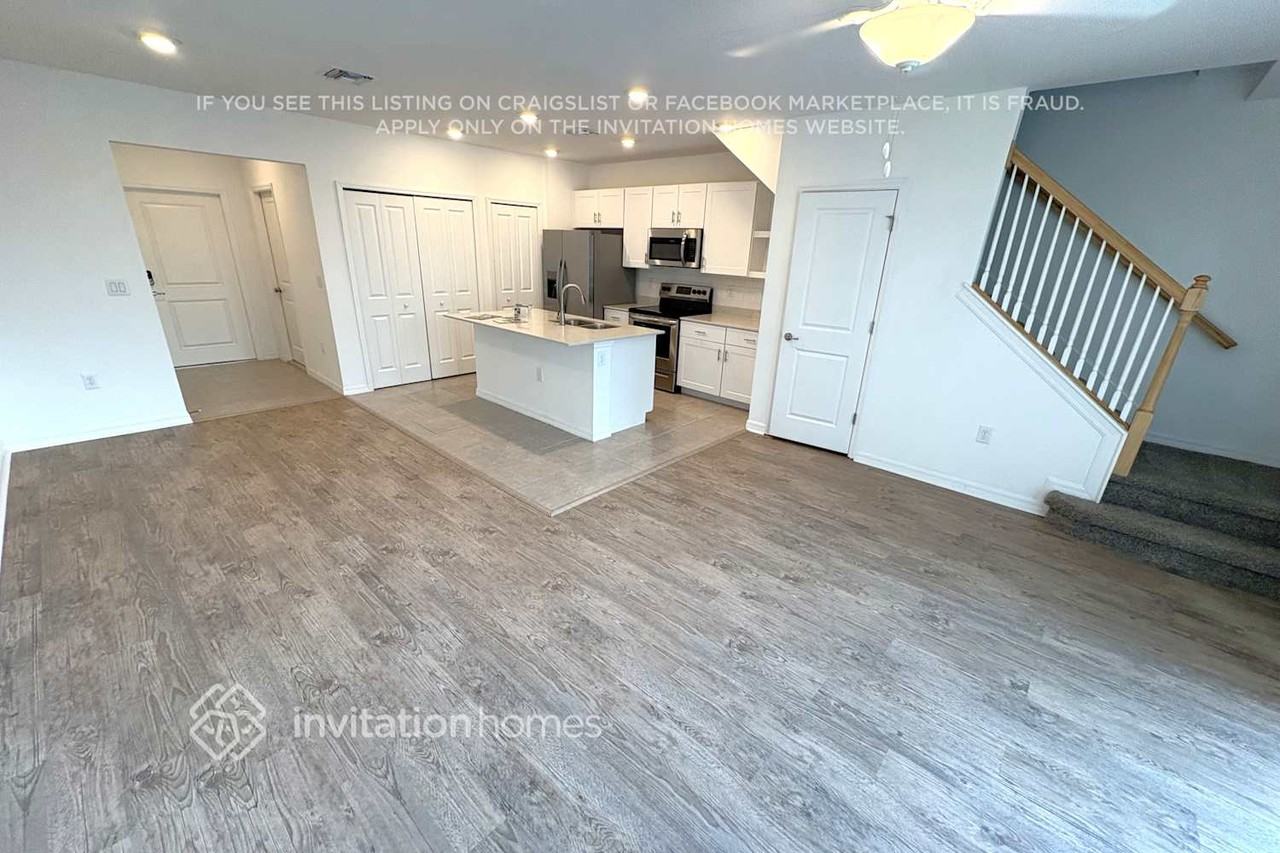 1927 E Landings Way - Photo 3 of 32