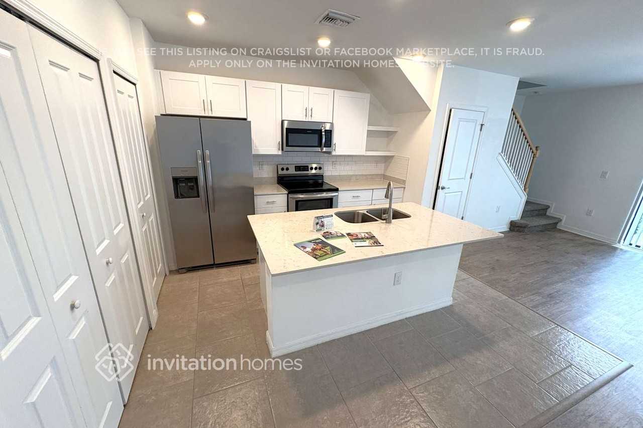 1927 E Landings Way - Photo 5 of 32