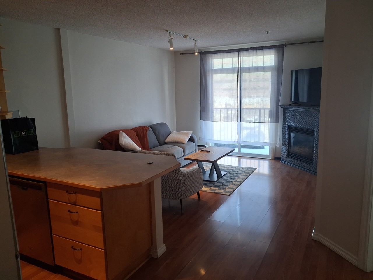 112 14 Avenue Southeast - Photo 4 of 7