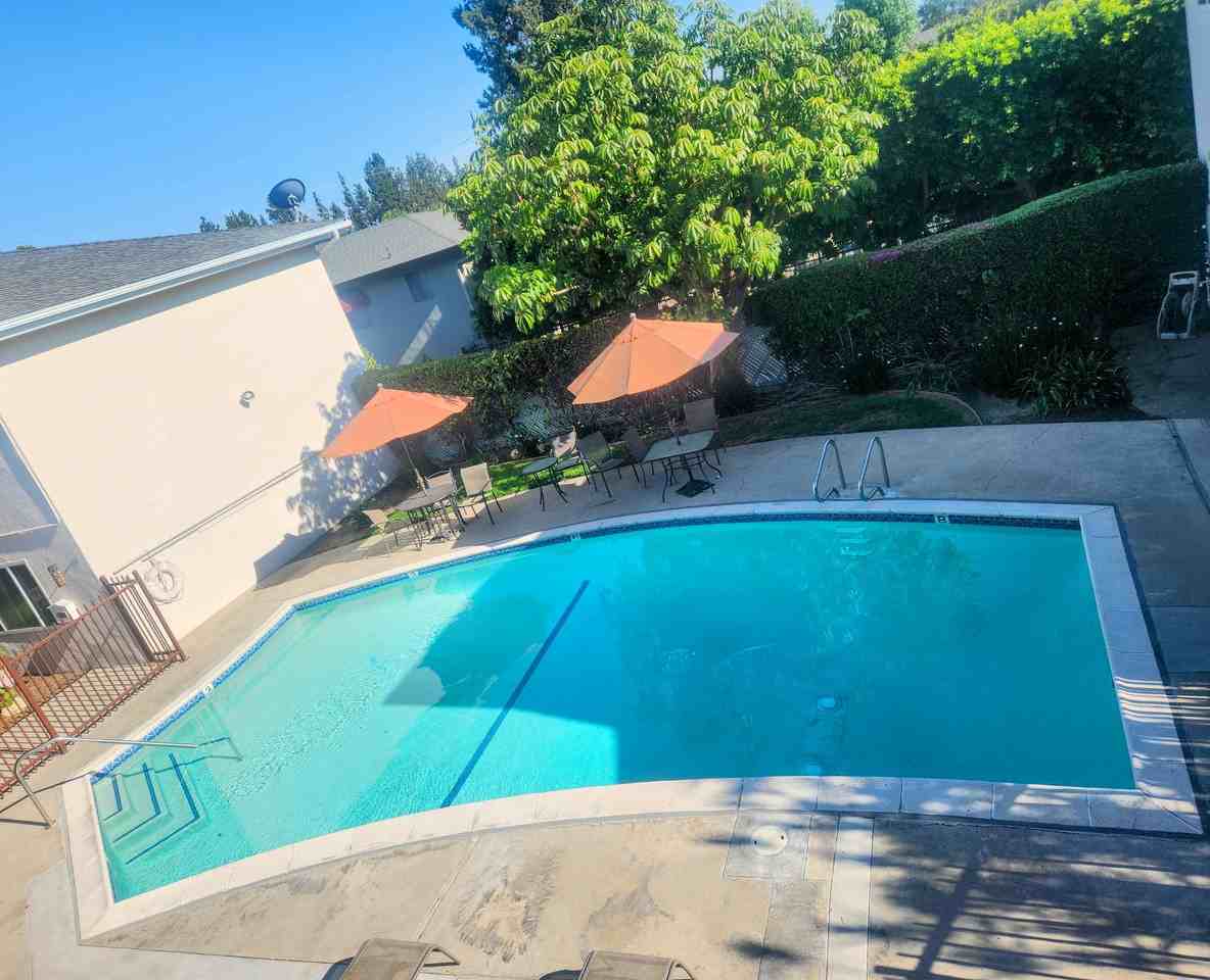 901 N Walnut St #Q - Photo 3 of 12