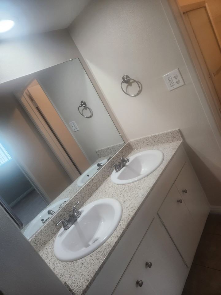 901 N Walnut St #Q - Photo 7 of 12