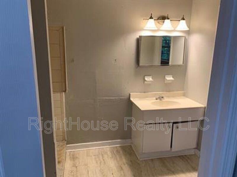 1508 W Main St #2 - Photo 4 of 6