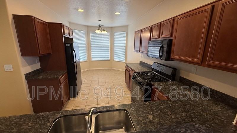 565 Connemaras Ct - Photo 4 of 17