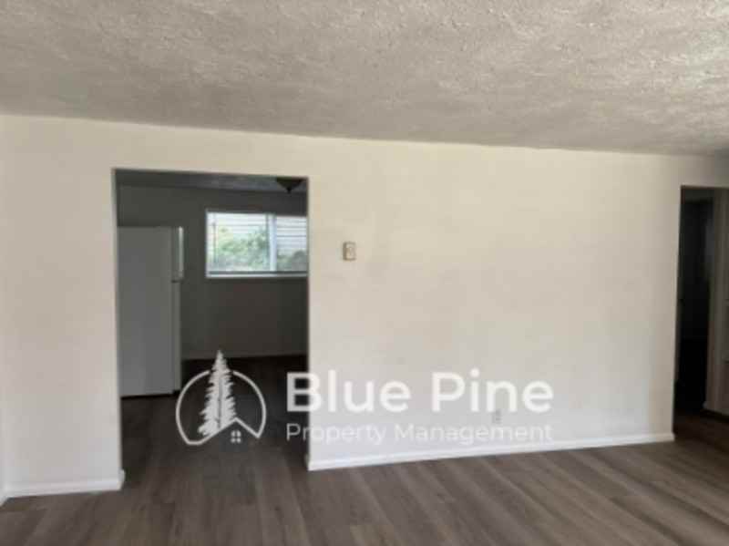 411 Gladstone St #1 - Photo 4 of 7