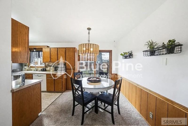 407 Valley Dr - Photo 4 of 19