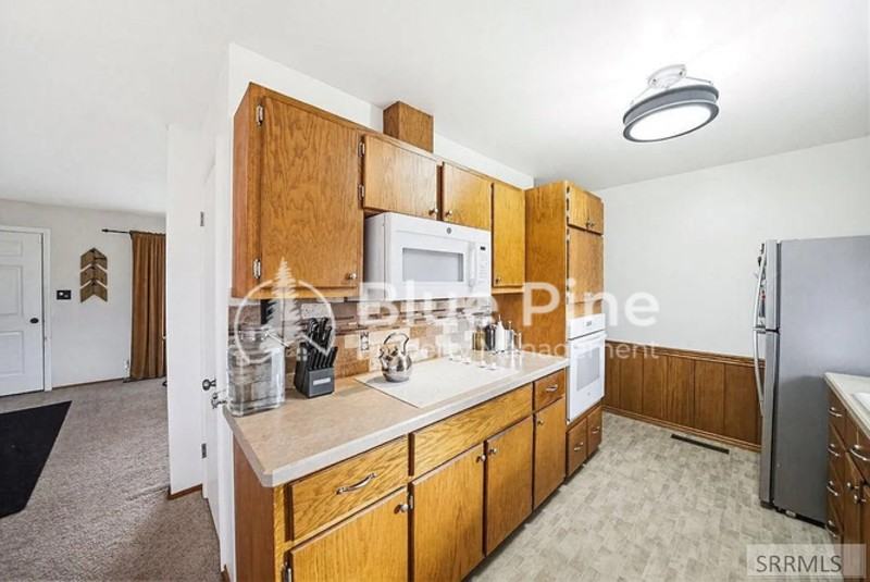 407 Valley Dr - Photo 5 of 19