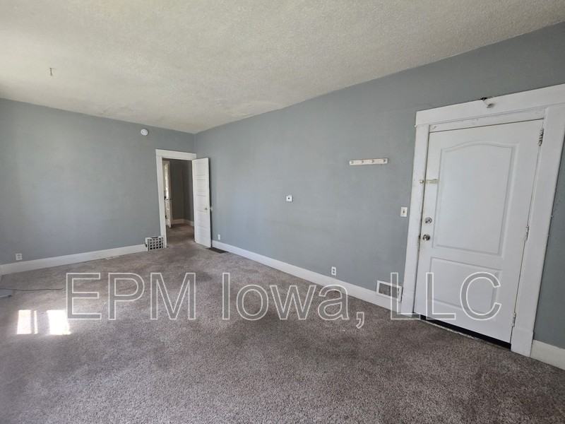 408 Locust St - Photo 2 of 16