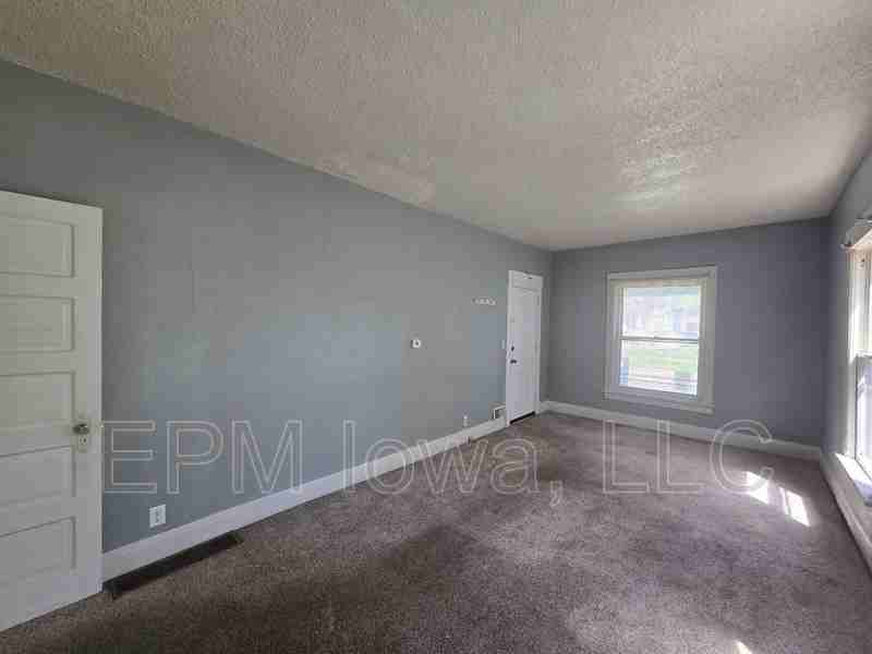 408 Locust St - Photo 3 of 16