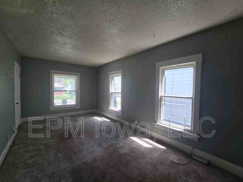 408 Locust St - Photo 4 of 16